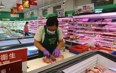 端午節將至，民眾包粽需求激增，帶動豬肉市場買氣升溫。彰化肉品市場近兩週每公斤豬肉平均拍賣價達96.64元。（記者陳雅芳攝）