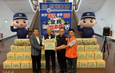 嘉義縣環愛慈善會理事長陳怡岳與嘉義縣企業聯誼會林國明理事長，端午節前聯袂帶領團隊到嘉義縣警察局致贈4,000顆「愛心粽」。（圖/記者陳惲朋攝）