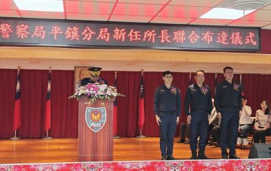 1140529-212交接典禮由分局長徐坤隆主持，新任平鎮所長章駿城(右3)、北勢所長簡建忠(右2)、龍岡所長何俊才-2