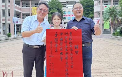 北港高中高三學生陳亞萱成功以繁星推薦錄取中國醫藥大學牙醫學系，成為該校創校以來首位錄取牙醫學系學生，寫下令人振奮的一頁。（圖／記者蘇榮泉攝）