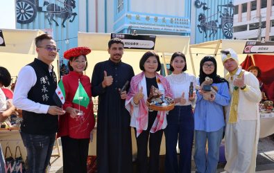斗六藝文潮市集×新住民異國文化美食市集，30日下午在斗六行啟記念館前草皮廣場熱鬧登場。（圖／記者蘇榮泉攝）