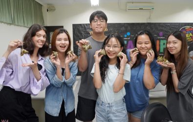來自不同國家的大葉大學企管系學生開心慶祝端午節。（大葉大學提供）