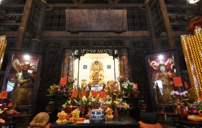 「鹿港慶端陽」系列活動在彰化鹿港龍山寺廣場熱鬧登場，不僅有超多懷舊童玩，還能現場看書法大師揮毫送字。（記者陳雅芳攝）