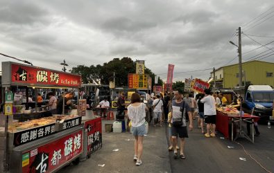 有著40年歷史的彰化縣花壇夜市，今晚如期點燈營業，熟悉的美食香氣、熱鬧的遊戲聲與人潮，再次喚醒許多民眾的童年記憶。（翁啟祐提供）