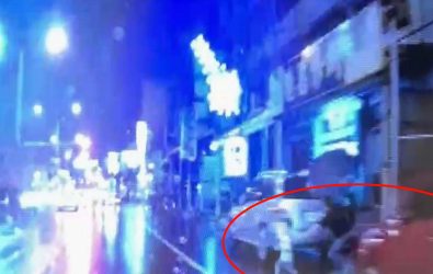 秀水鄉彰水路一名幼童突然衝到馬路上，急踩煞車才驚險閃過，當場嚇破膽。（民眾提供）