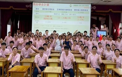 中國醫藥大學北港附設媽祖醫院攜手在地專辦藥學與護理教育的巨人高中，積極推動醫事人才向下扎根。（圖／巨人高中提供）