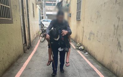 1140603-221老翁清晨跌倒路旁 警員徒步背回家展現暖警精神。