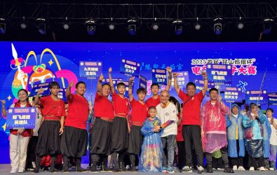 昆山台協會長、昆山慧聚天后宮負責人孫德聰（中，著白衣者）與獲獎隊伍合影。