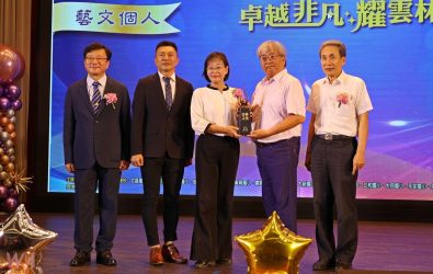 雲林之光獲獎人、烘焙業者陳韻筠的獎座，由丈夫楊程超代為領取。（圖／記者蘇榮泉翻攝）