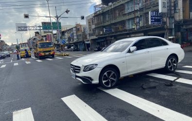 彰南路一段215巷口的庇護島曾在短短2小時內，連續遭3輛汽車撞擊，交通標誌也被撞毀，一輛賓士車竟「騎」上庇護島。（民眾提供）