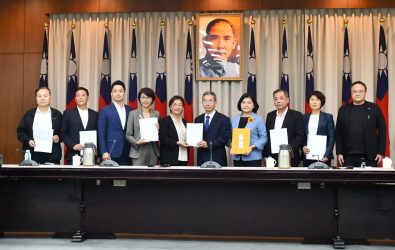 行政院無預警大幅刪減地方政府一般性補助款，彰化縣長王惠美等人，聯袂前往行政院表達抗議，要求中央撤銷刪減決定，恢復原有補助款。（縣政府提供）