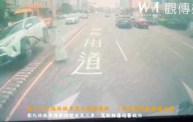 一輛休旅車行經彰化市中央路與崙平南路口時突然失控，撞上中央分隔島的路燈，導致燈桿斷裂噴飛，現場一片混亂。（民眾提供）