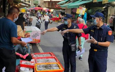 「彰化市最亂的一條街」！彰化市三民市場周邊違規攤販，彰化警分局將展開大規模清除行動。（記者陳雅芳攝）