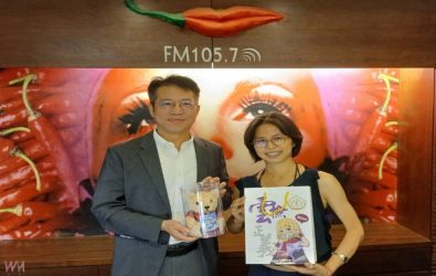 雲林地檢署黃智勇檢察長(左)致贈檢察熊給紫色姊妹廣播電台梁瓊丹董事長(右)，象徵共同推動婦女與新住民防詐教育。（圖／雲林地檢署提供）