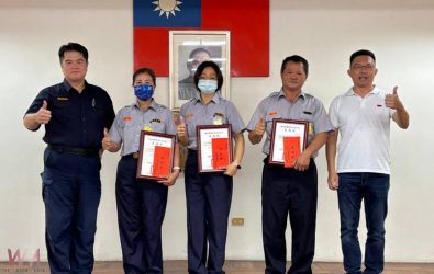 分局長方子欽頒發表揚狀與獎勵金予114年上半年表現卓越的義警夥伴，包括元長義警分隊小隊長李金花、副小隊長傅佳貞，以及鹿寮義警小隊小隊長吳萬華。（圖／記者蘇榮泉翻攝）