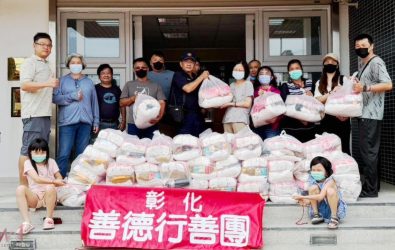 彰化「善德行善團」近日與雲林縣警察局北港分局合作，捐贈100份生活物資給雲林口湖鄉的弱勢家庭。（圖／記者蘇榮泉翻攝）