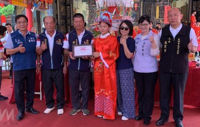 青年鑽過娘媽亭後，加冠、授證。（圖/記者陳惲朋攝）