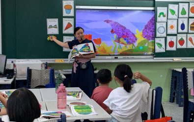 永靖鄉福德國小舉辦「親子雙語閱讀」活動，吸引眾多家長與學童一同參與，繪本融入永續教育，激發孩子生命思考力。（記者陳雅芳攝）