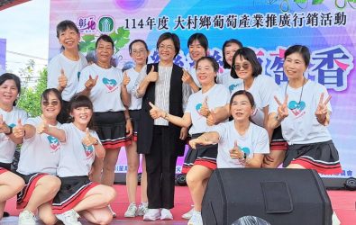 大村鄉農會在大村火車站站廣場舉辦114年度大村鄉葡萄產業推廣行銷展售活動，吸引民眾與家庭踴躍參加，現場熱鬧滾滾。（記者陳雅芳攝）
