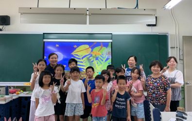 01--福德國小在校內的靜思書軒舉辦一場別開生面的「親子雙語閱讀」活動。卓鴻賓校長表