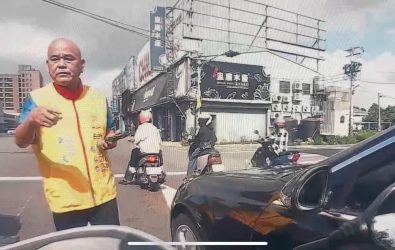藝人黑支（陳清達）遭巡邏員警查出所駕車輛車牌與車型不符，且該車已辦理報廢，嗆警沒有搜索票，違法攔查，警方將報廢的賓士車拖回派出所並貼上封條。（警方提供）