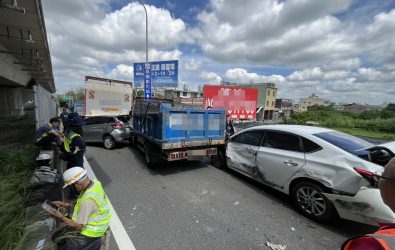 台76線林厝交流道西行匝道口，發生一起6車連環追撞事故，造成3人受傷送醫，追撞情形相當激烈，部分小客車車頭嚴重凹陷。（民眾提供）