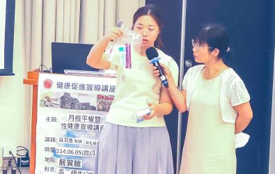 現場提供棉條、月亮杯等多樣生理用品，讓學生實際拆解、觀察，提升理解。（彰化基督教醫院提供）