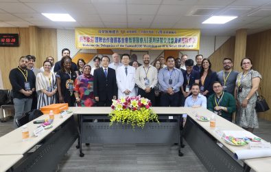 來自波蘭、南非等全世界21國貴賓參訪員榮醫療體系，員榮醫療體系總院長張克士（前排左六）親自接待。（員榮醫療提供）