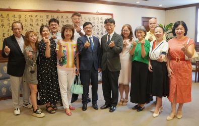 愛因斯坦教育集團董事長孫敬賢(前排左五)與大葉大學方文昌校長(前排右五)家長們共同見證，簽約合影。（大葉大學提供）