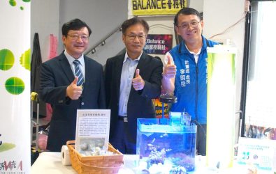 虎科大校長張信良（左起）、環境部主秘蔡孟裕與雲林縣政府計畫處處長李明岳於「微藻固碳示範缸」前合影。（圖／虎尾科技大學提供）