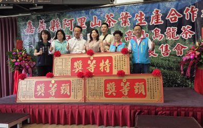 新東興茶業陳秀滿榮獲烏龍組特等獎。(圖／記者邱嘉琪攝)