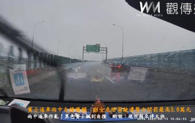 一輛黑色賓士轎車在台61線西濱快速公路王功路段，疑似刻意逼車挑釁，疑因車速過快、積水打滑，最終自撞外側護欄。（民眾提供）