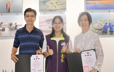 展出者卓美黛(圖右)與盧鎮士(圖左)，以具象畫派延伸至抽象畫風的共構給欣賞者嶄新的視覺洗禮。（圖／記者周厚賢攝）