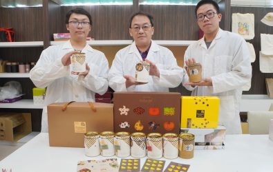 大葉大學藥保系吳建一教授(中)輔導原味千尋開發台灣乳酪絲。（記者陳雅芳攝）