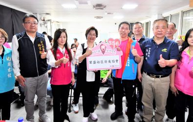 彰化縣社區照顧關懷據點再+1！第356個據點在和美鎮犁盛社區發展協會熱鬧揭牌。（縣政府提供）