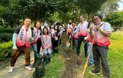 和運租車員工參加志工體驗，合作清除外來種植物及挖掘疏洪道渠道，眾人完成後與成果合影