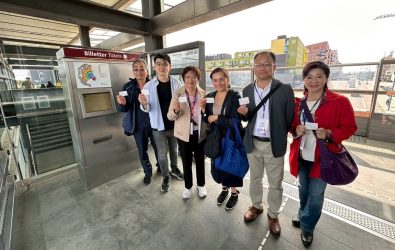 為打造低碳永續交通城市，彰化縣長王惠美率縣府團隊赴丹麥哥本哈根，實地騎乘共享單車、搭乘地鐵，借鏡「單車之城」交通規劃與智慧系統。（彰化縣政府提供）