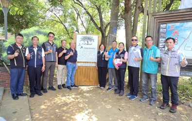 三興村芒果樹文化歷史看板揭幕。(圖／記者邱嘉琪攝)