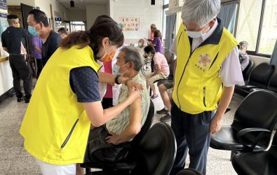 防疫不鬆懈！中彰榮家啟動第二波JN.1疫苗接種、為長輩健康再加一道防線。（中彰榮家提供）