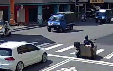 一名男子駕駛殘障輔助車，女騎士發生擦撞，導致女騎士倒地被機車壓住。男子肇事後未停車察看，隨即駛離現場。（民眾提供）