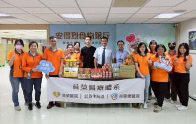 彰化縣員榮醫療體系尹文國董事率團隊走進安得烈慈善協會台中辦事處，親手參與「膳糧食物箱」裝箱行動，盼透過實際行動傳遞社會溫暖與關懷。（員榮醫療體系提供）