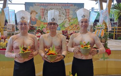 芬園鄉農會在台北希望廣場舉辦「田園好品．芬饗嚐鮮！」創意蔬果行銷推廣，讓民眾在嚐鮮的同時，也對產地農業有更深認識。（芬園鄉農會提供）
