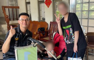 芳苑警分局第三組巡佐許宏榮帶著兒童數字拼圖地墊及警方實用宣導品，關心來自越南的女留學生在芳苑築夢育子。（芳苑警分局提供）