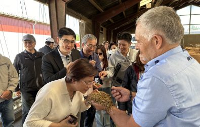 彰化縣長王惠美率團赴丹麥考察，實地參訪奧登塞的達爾姆農業產業學院與Ulvsbjerggaard牧場，了解當地在精準畜牧、資源再利用及永續經營方面的實務經驗。（彰化縣政府提供）