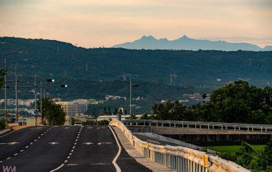 彰化潘姓縣民在花壇鄉東彰北路拍下距離約70公里外的玉山主峰清晨美景。（潘姓縣民提供）