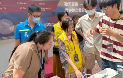 國立雲林科技大學於斗南鎮7號倉庫舉辦「創客—機械之互動驚奇」與「創客—概念發想」課程成果展，與在地貴賓交流討論。（圖／雲林科技大學提供）