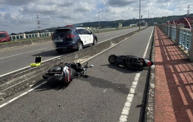 彰化市大度橋發生一起嚴重死亡車禍，事故造成兩部機車及傷患一度橫躺佔據整個機車道，導致後方機車回堵超過200公尺，交通嚴重受阻。（警方提供）