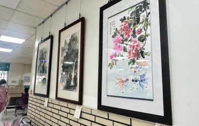 嘉榮與嘉義市青溪新文藝學會合作，於院內門診區走廊舉辦「多元媒材藝術展」。(圖／嘉榮提供)