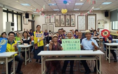 為表達對榮民長輩的關懷與敬意，「琴唱二人組到中彰榮民之家同心館舉辦公益音樂表演，有長輩主動起身隨音樂搖擺，展現活力的一面。（記者陳雅芳攝）