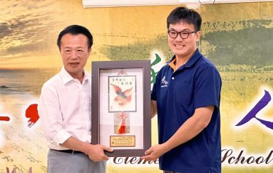 翁章梁縣長（左）親頒「冠軍」獎牌予奪冠的青農李柏蒼（右）。（圖/番路鄉農會提供）